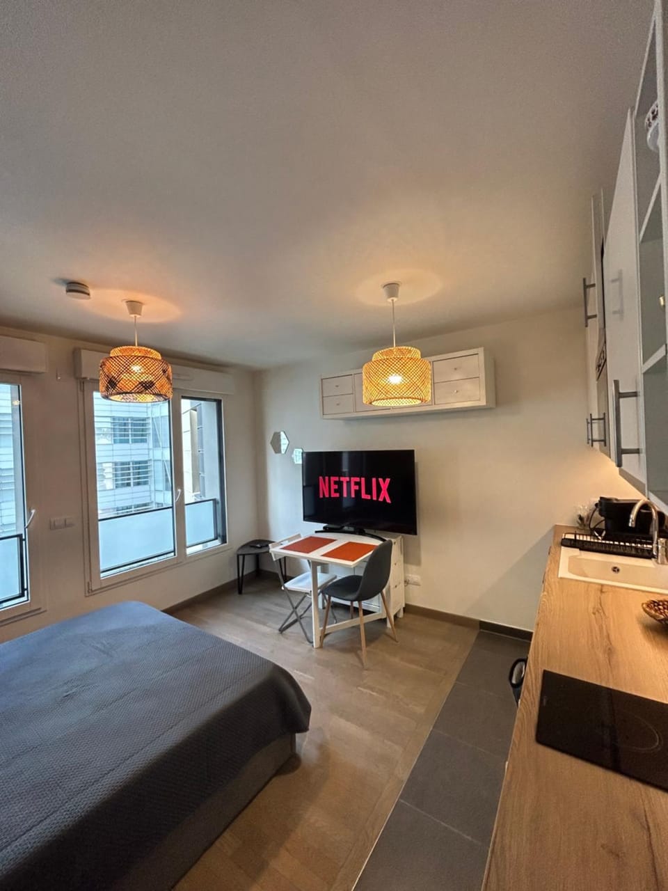Bed, TV and multimedia, Living room, Dining area, Bedroom