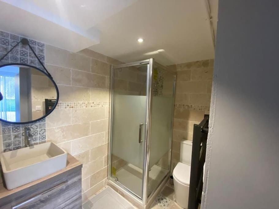Shower, Toilet, Bathroom, towels