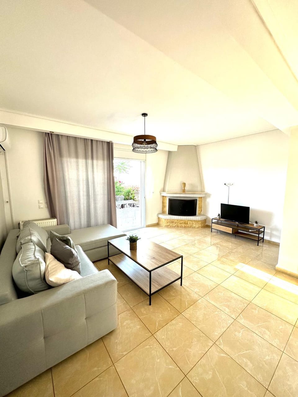 Bed, TV and multimedia, Living room, Photo of the whole room, Seating area, Bedroom