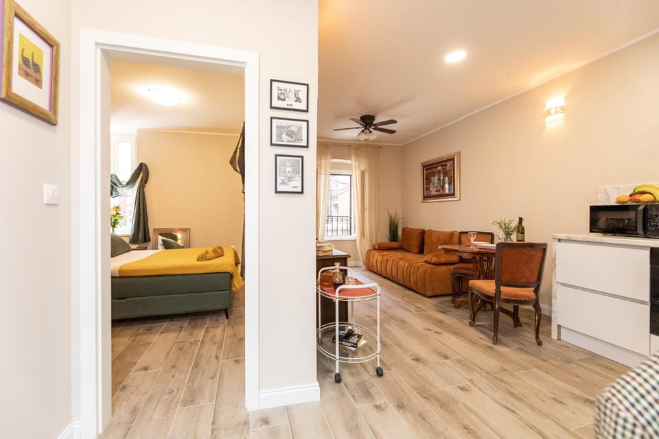 Photo of the whole room, Seating area