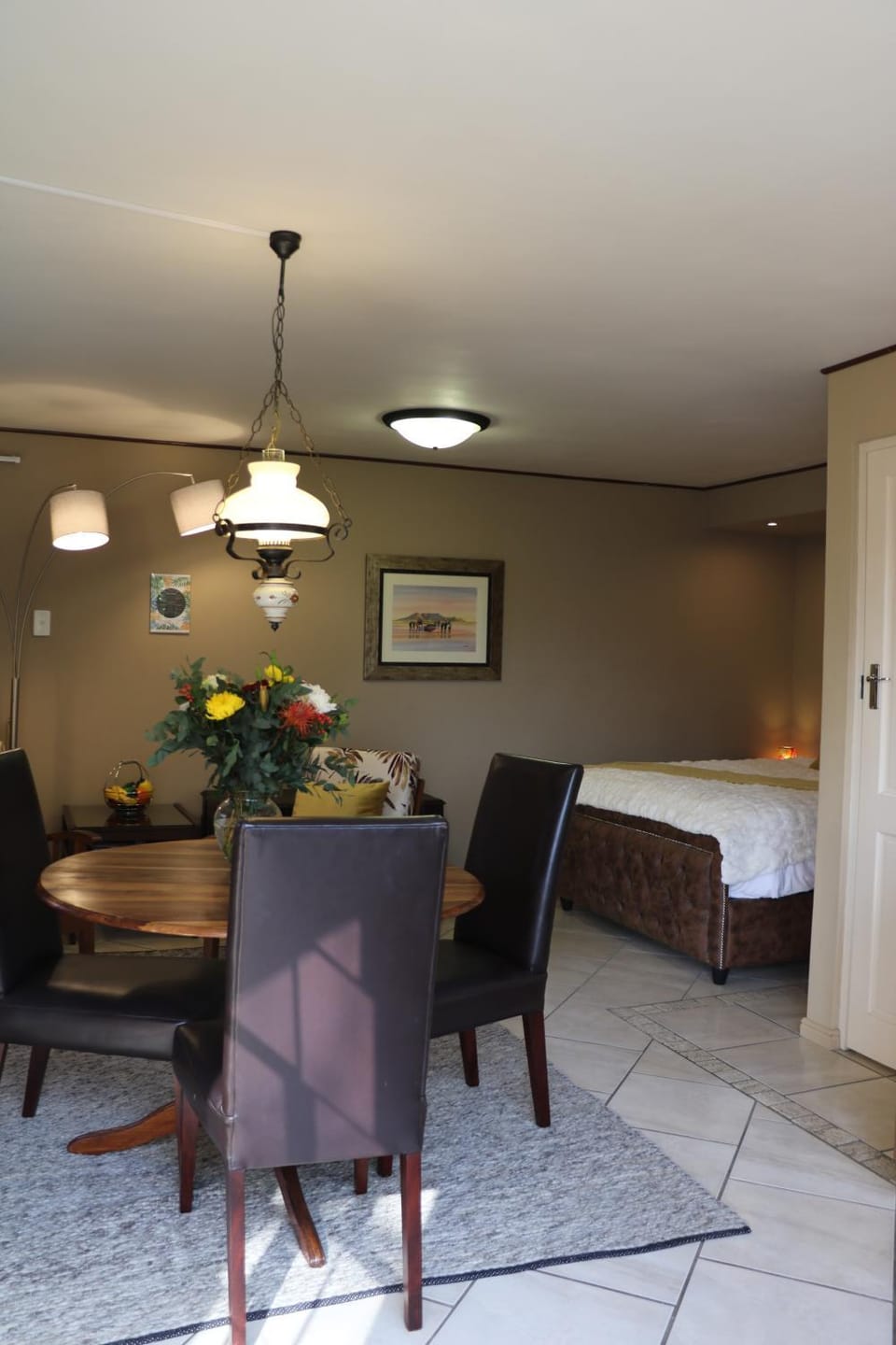 Bed, Living room, Photo of the whole room, Seating area, Dining area, Bedroom