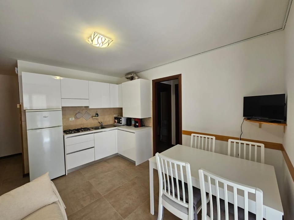 Kitchen or kitchenette, dishwasher