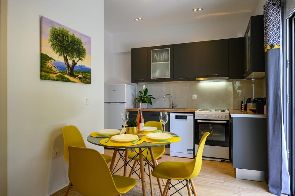 Dining area, kitchen
