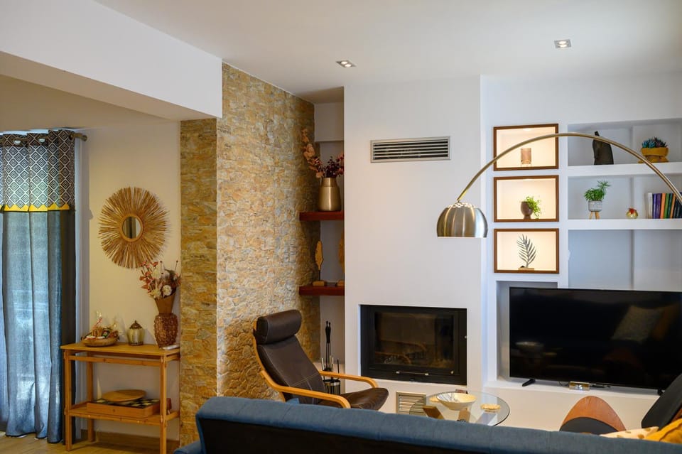 TV and multimedia, Living room, Seating area, Evening entertainment, flat iron