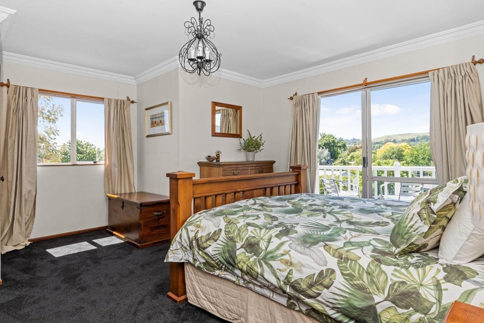 Bed, Bedroom, Landmark view, Mountain view