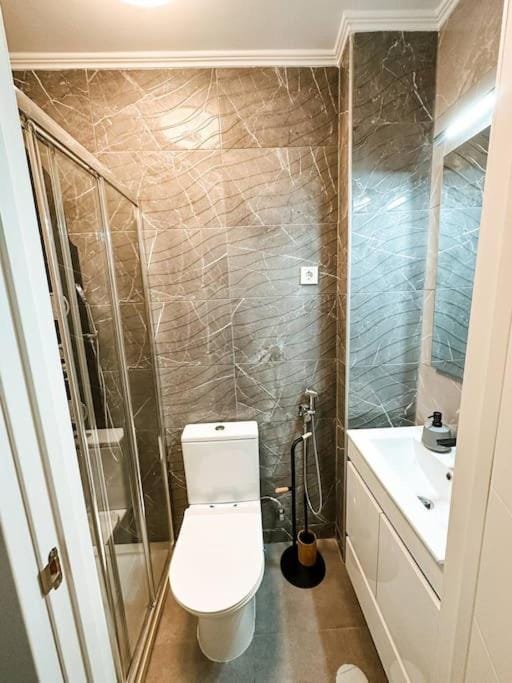 Shower, Toilet, Bathroom, bidet, towels