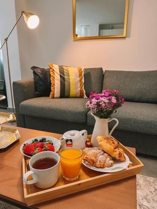 Coffee/tea facilities, Living room, Food and drinks, Seating area, Dining area, Food, Breakfast, Continental breakfast