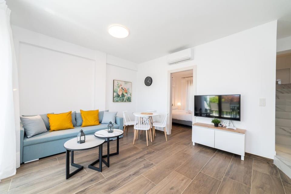 TV and multimedia, Living room, Seating area, Dining area