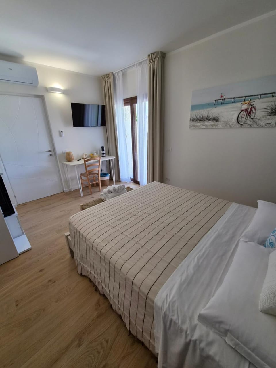 Bed, TV and multimedia, Photo of the whole room, Bedroom