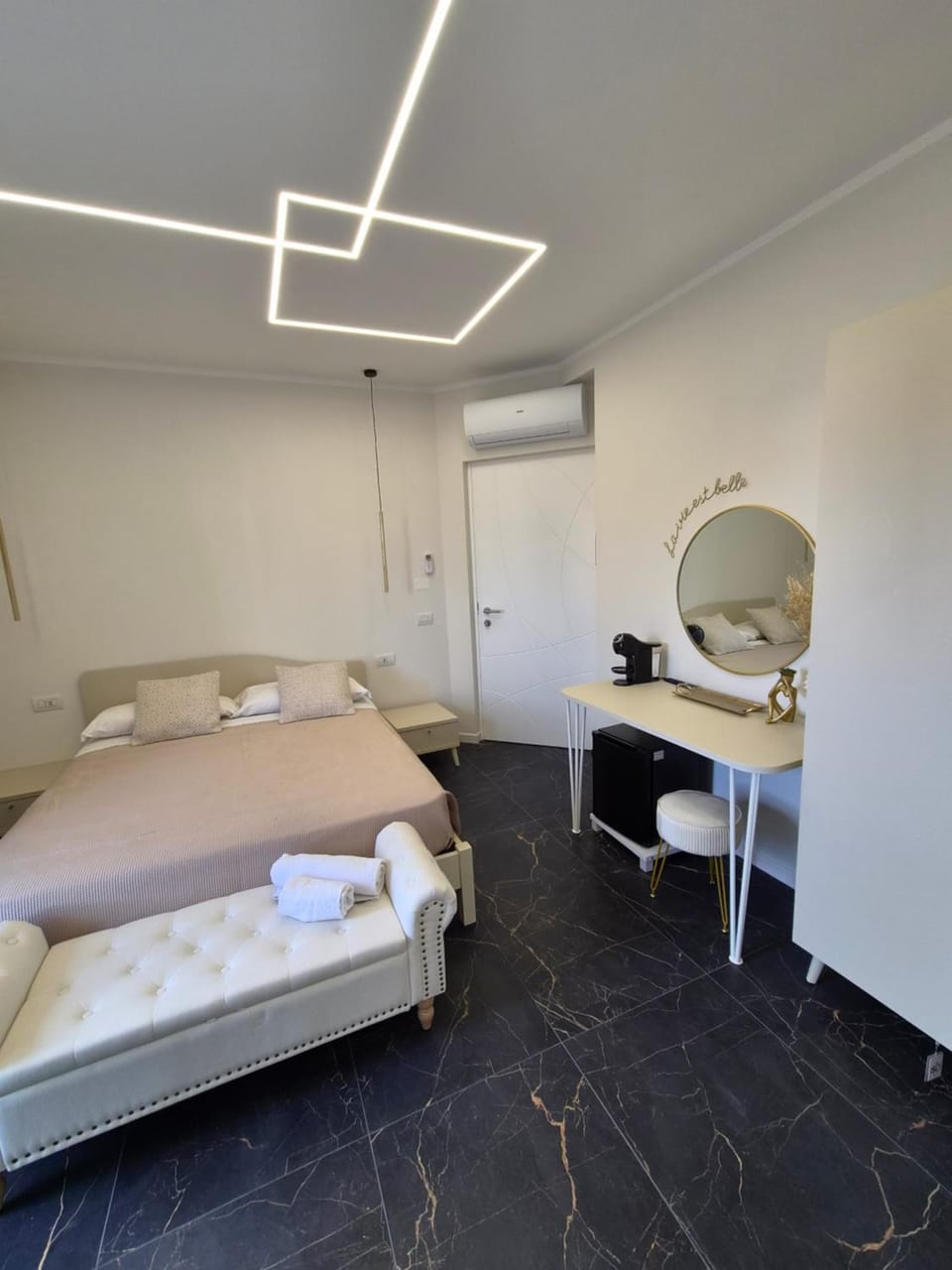 Bed, Photo of the whole room, Bedroom, air conditioner