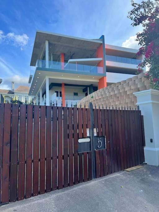 Amazing! 7 bedroom villa with rooftop pool & views Villa in Cape Town