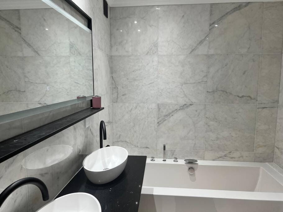 Amazing! 7 bedroom villa with rooftop pool & views Villa in Cape Town