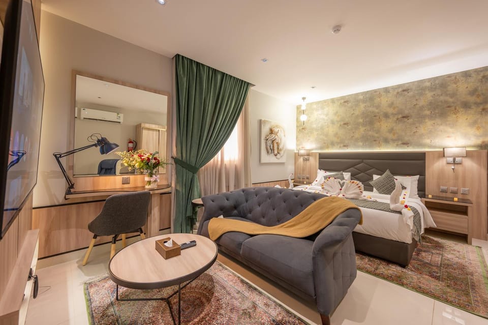 Bed, TV and multimedia, Living room, Photo of the whole room, Seating area, Bedroom