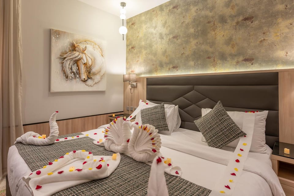 Bed, Photo of the whole room, Bedroom, towels