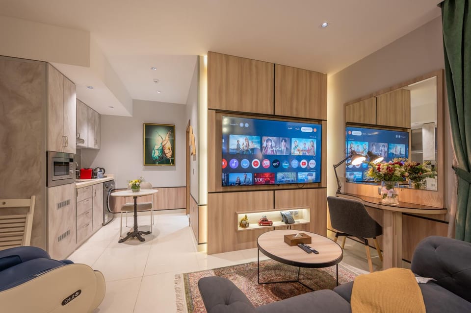 TV and multimedia, Kitchen or kitchenette, Living room, Food and drinks, Seating area, minibar, oven