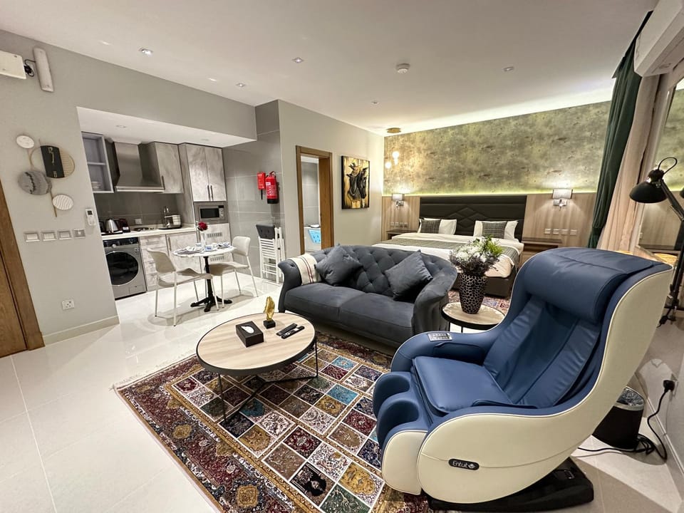 Massage, TV and multimedia, Kitchen or kitchenette, Seating area, Dining area, minibar