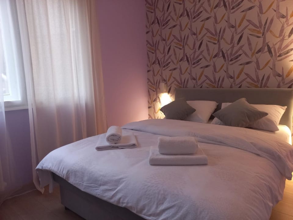 Bed, Photo of the whole room, Bedroom, towels
