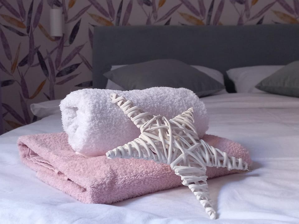 Bed, Photo of the whole room, Bedroom, towels