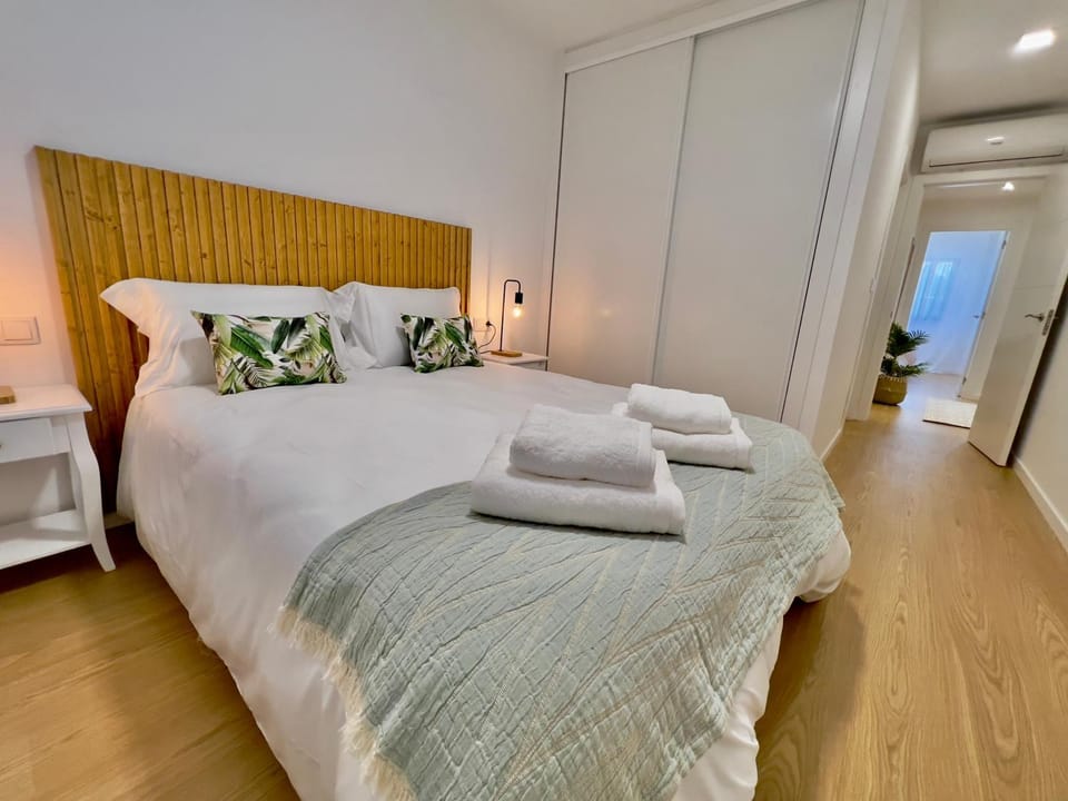 Bed, Photo of the whole room, Bedroom, towels, wardrobe