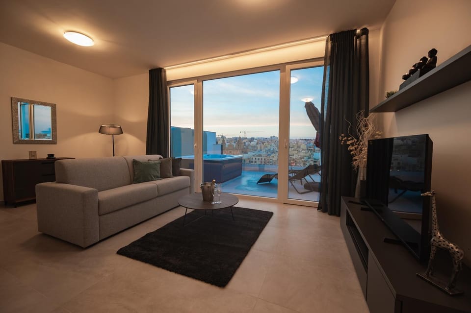 Communal lounge/ TV room, Hot Tub, TV and multimedia, Living room, Evening entertainment
