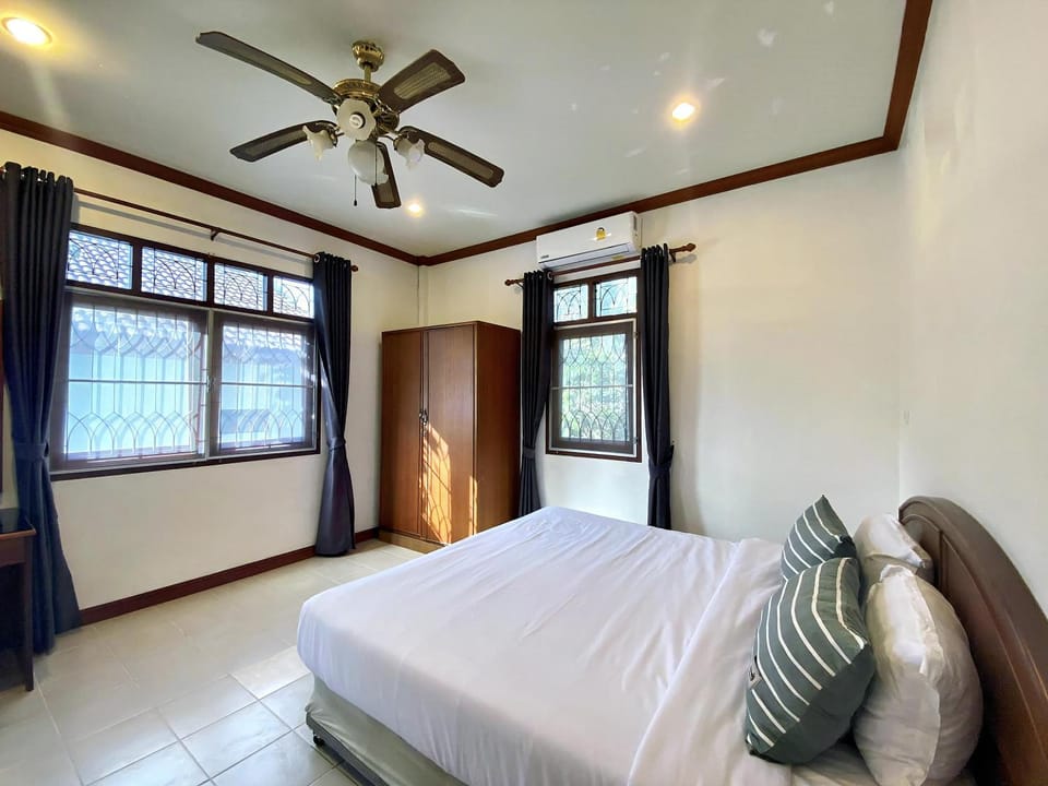 Photo of the whole room, Bedroom