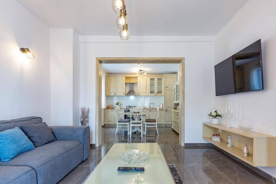 TV and multimedia, Kitchen or kitchenette, Living room, Seating area, Dining area