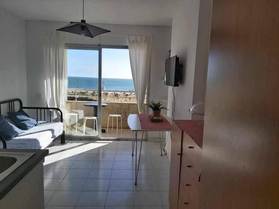 Miami 402-Estudio situado en primera linea de mar Apartment in Alt Empordà