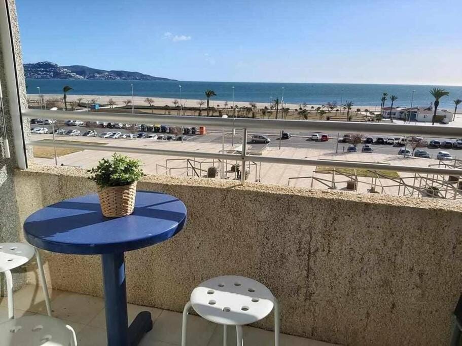 Miami 402-Estudio situado en primera linea de mar Apartment in Alt Empordà