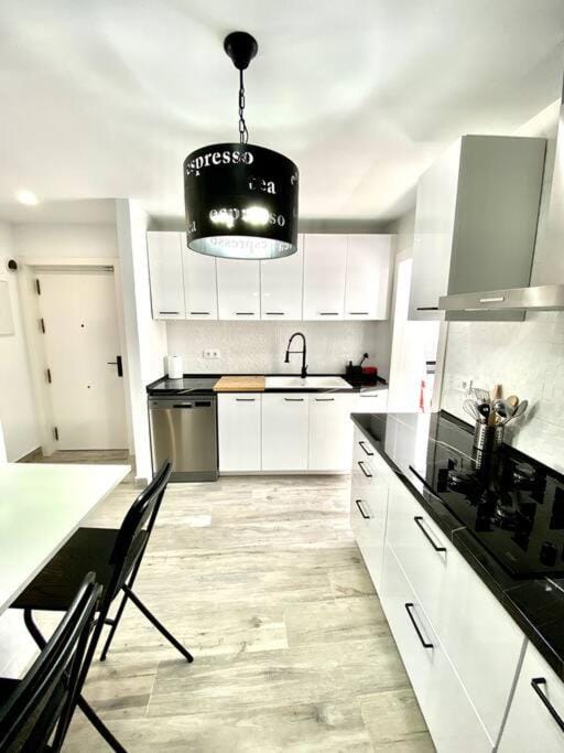 Kitchen or kitchenette, Dining area, dishwasher, minibar, oven, pet friendly, stove