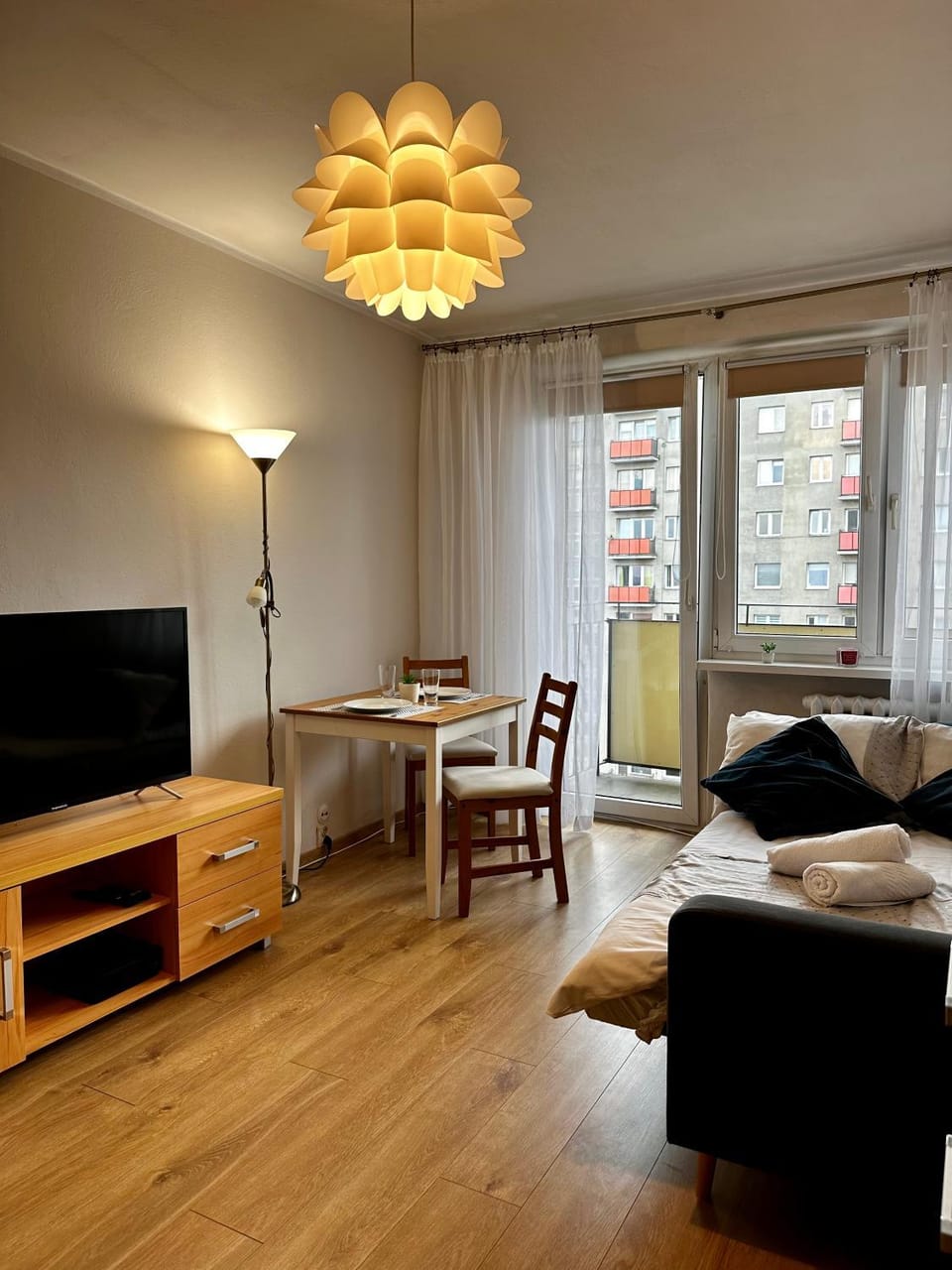 Bed, TV and multimedia, Living room, Photo of the whole room, Seating area, Dining area, Bedroom