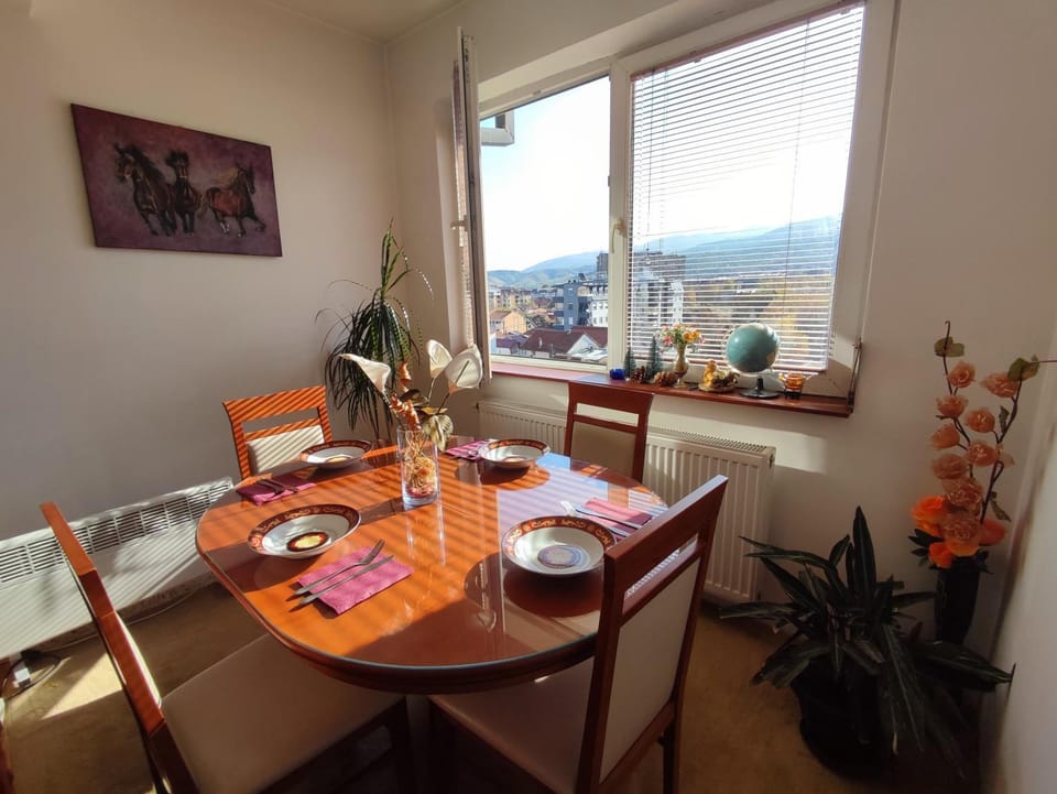 Natural landscape, View (from property/room), Food and drinks, Dining area, Food, Mountain view