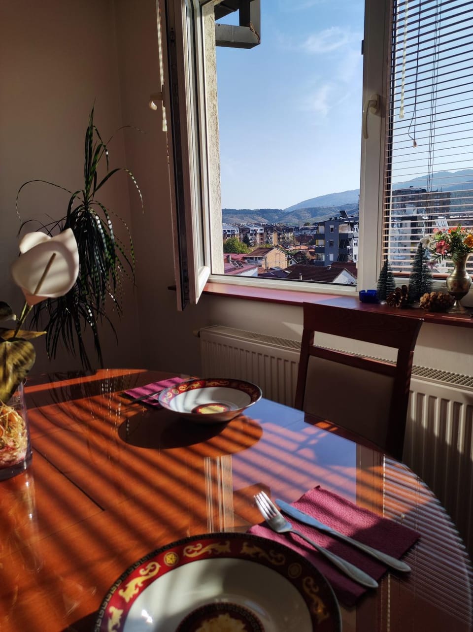 Day, View (from property/room), Dining area, Mountain view