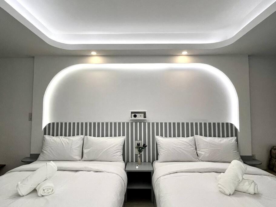 Bed, Bedroom, towels