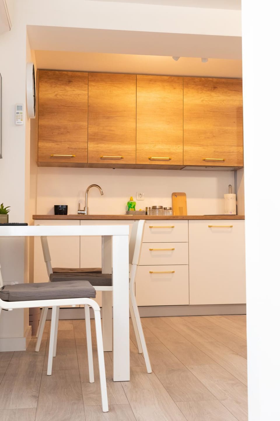 Kitchen or kitchenette, minibar, stove