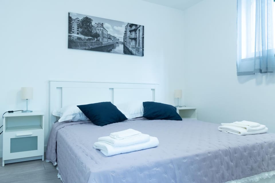 Bed, Bedroom, towels