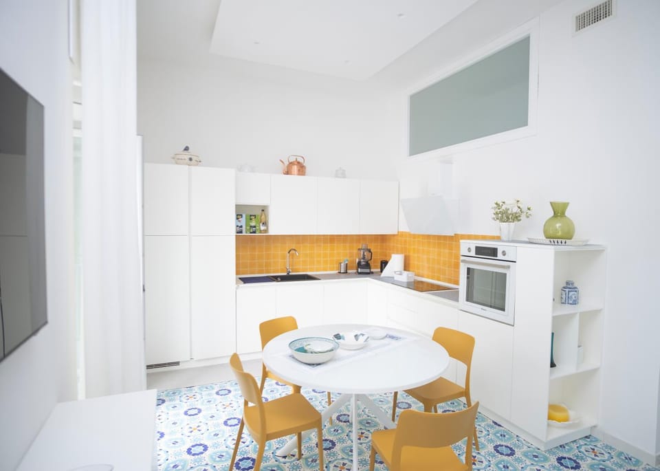 Kitchen or kitchenette, Dining area, stove