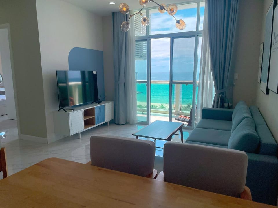 Communal lounge/ TV room, TV and multimedia, Living room, Seating area, Sea view