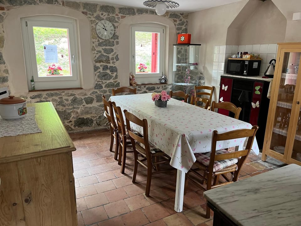 Kitchen or kitchenette, Living room, Dining area