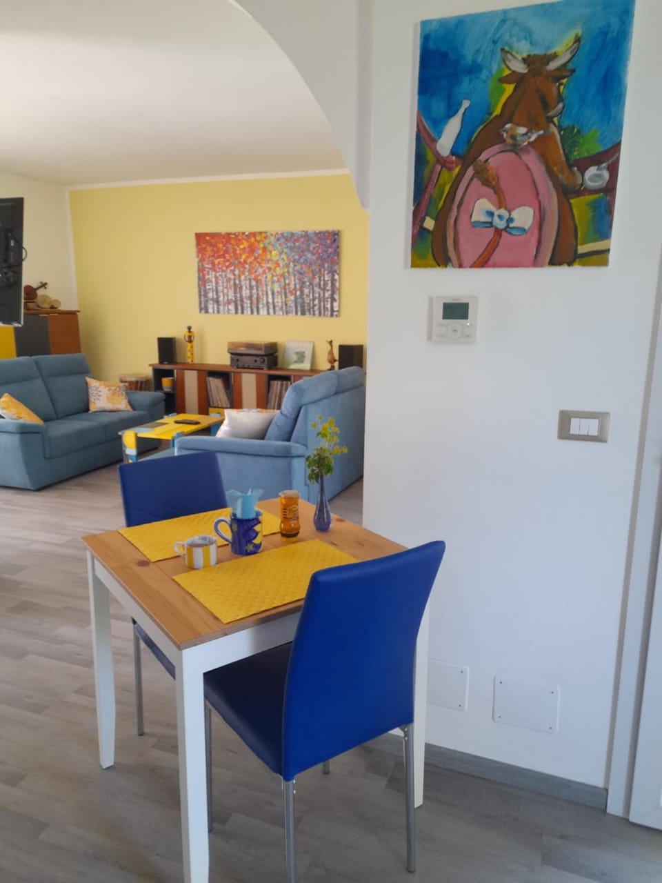 Living room, Seating area, Dining area, Breakfast