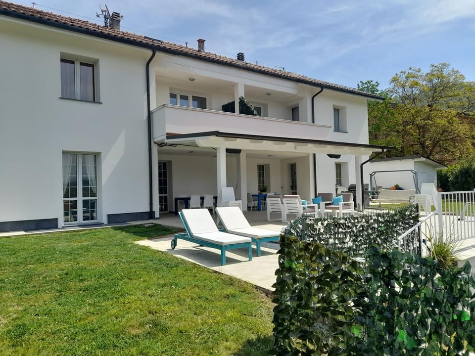 Patio, Spring, Day, Garden, Living room, Seating area, Garden view, Swimming pool, sunbed