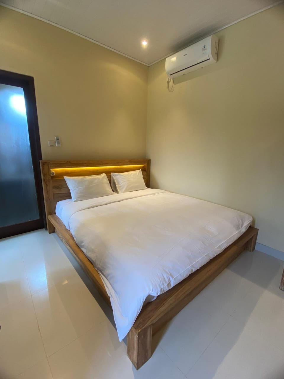 Bed, Photo of the whole room, Bedroom, air conditioner