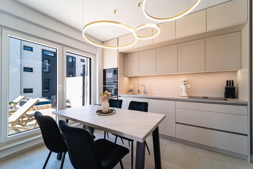 Kitchen or kitchenette, Dining area