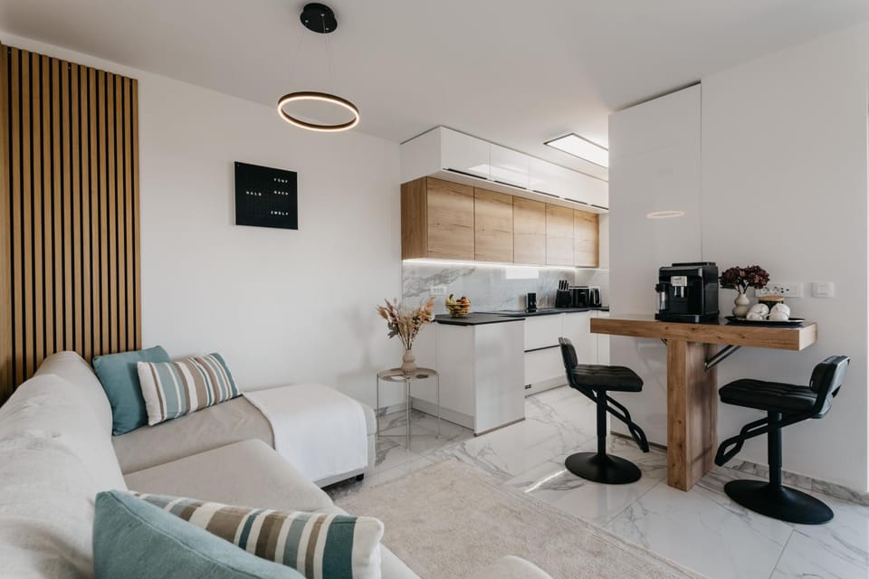 Coffee/tea facilities, Kitchen or kitchenette, Living room, Seating area, Dining area, minibar