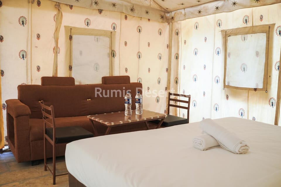 Property building, Bed, Living room, Photo of the whole room, Seating area, Bedroom