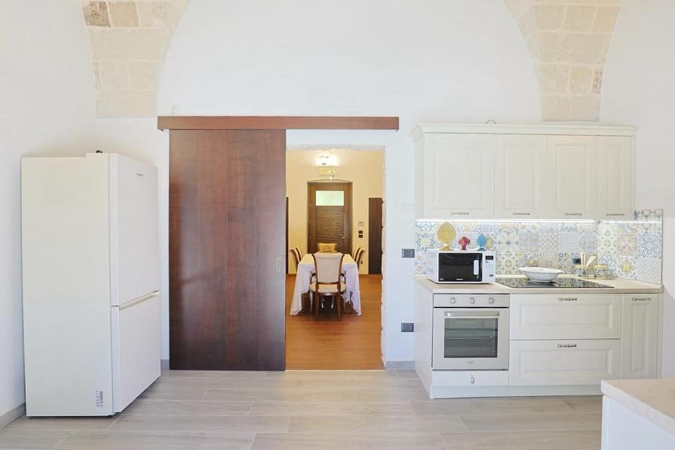 Kitchen or kitchenette, minibar, stove