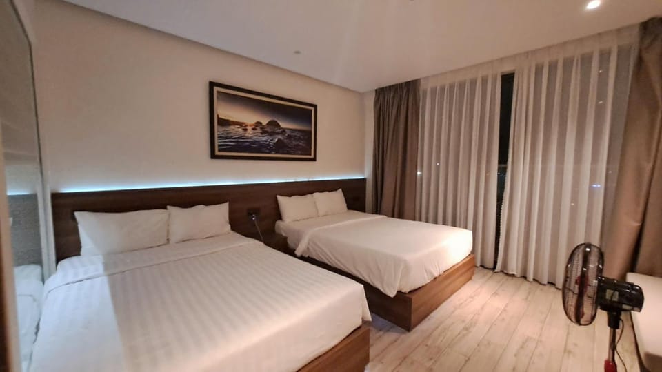 Restaurant/places to eat, Bed, Bedroom