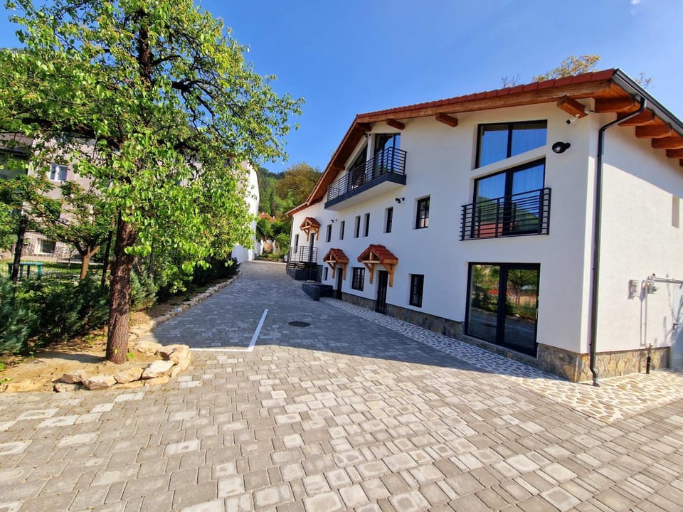 Property building, Day, Mountain view, Parking