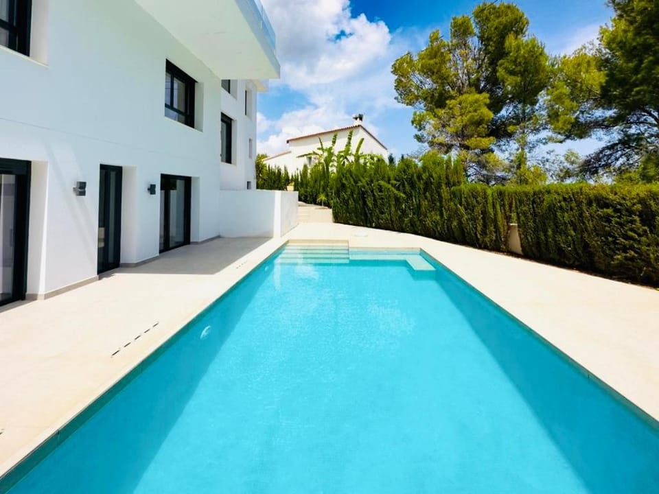 Property building, Day, Pool view, Swimming pool
