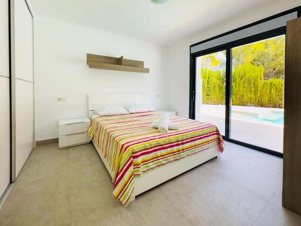 Bed, Photo of the whole room, Bedroom, Pool view, Swimming pool, internet, towels, air conditioner