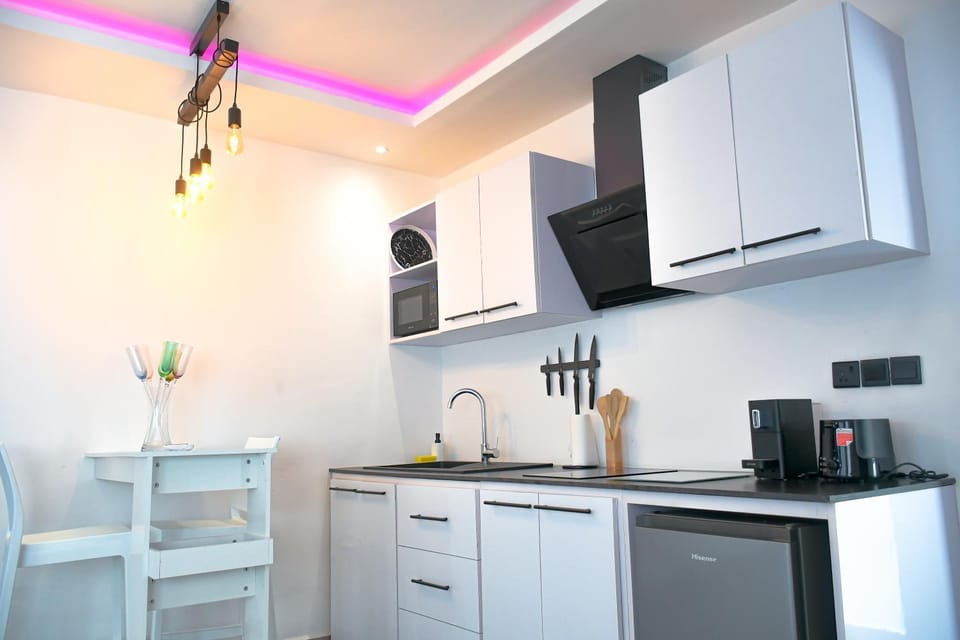 Coffee/tea facilities, Kitchen or kitchenette, Dining area, dishwasher, minibar, oven, pet friendly, stove, toaster